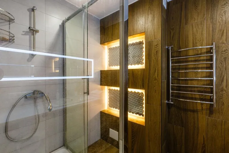 Baño con nichos iluminados: después de la reforma