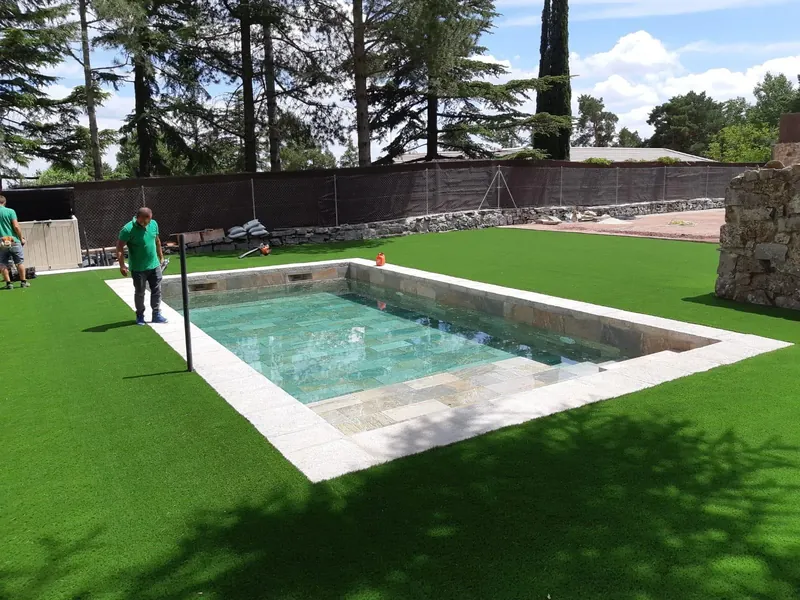 Reforma integral exterior de un chalet en Torrelodones: piscina y césped artificial